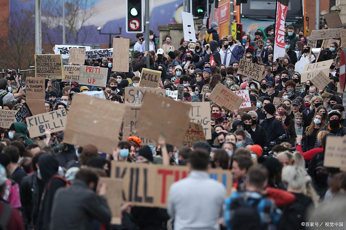 米兰电竞官网-摩洛哥联赛冠军场外事件频发，球迷撒泼造成混乱！